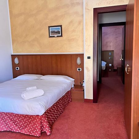 Fell Hotel Susa Bagian luar foto