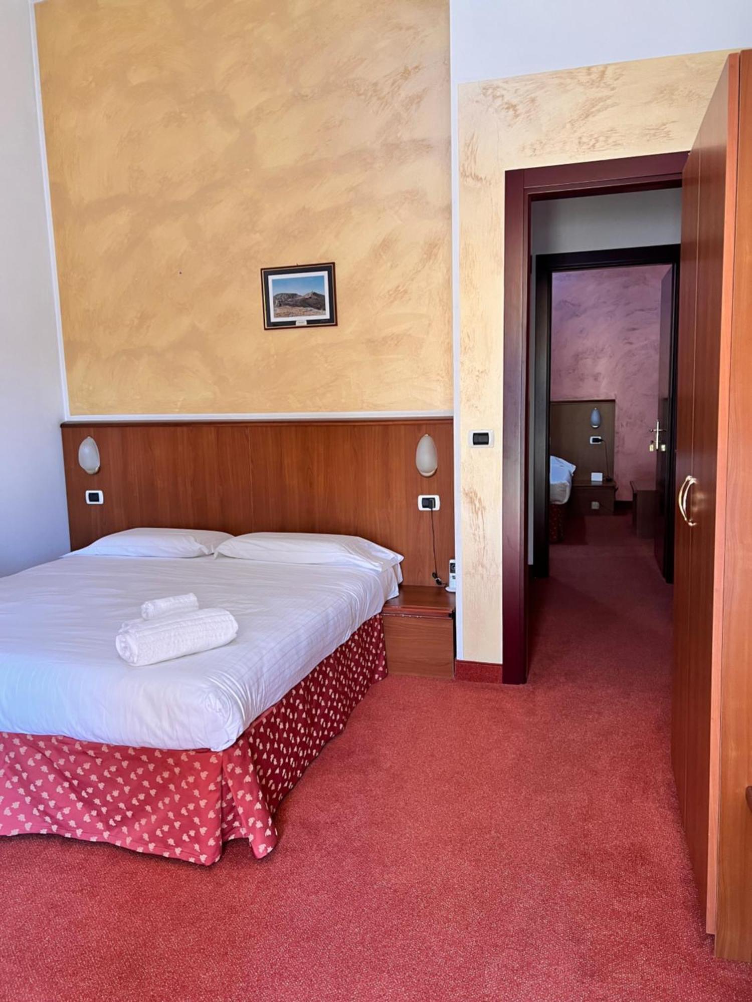 Fell Hotel Susa Bagian luar foto