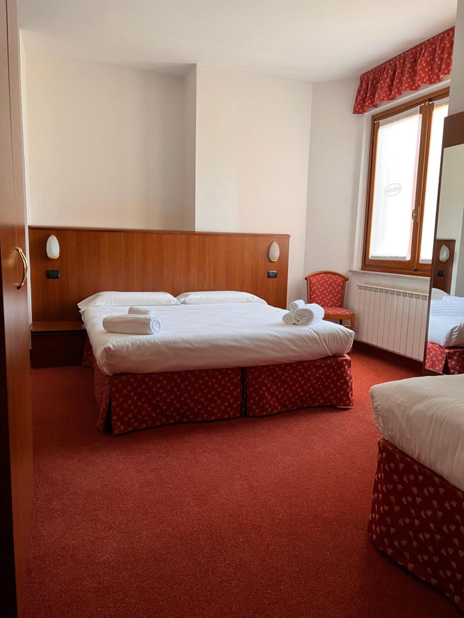Fell Hotel Susa Bagian luar foto